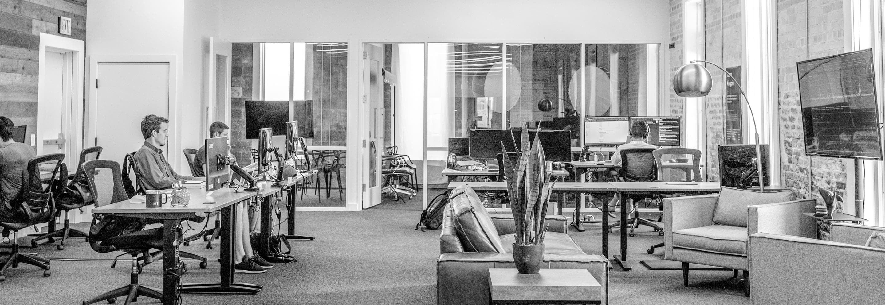 Un bureau avec des employées qui travaillent