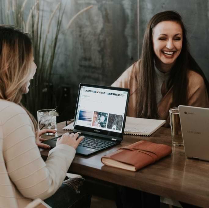 Les membres d'une équipe travaillant ensemble